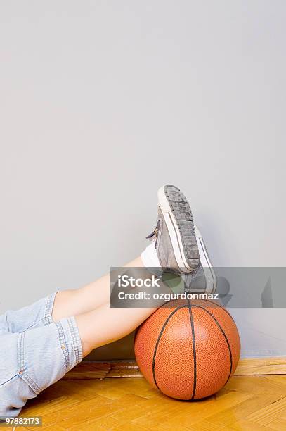 Little Boy Reposo De Baloncesto Foto de stock y más banco de imágenes de Acostado - Acostado, Actividades y técnicas de relajación, Baloncesto