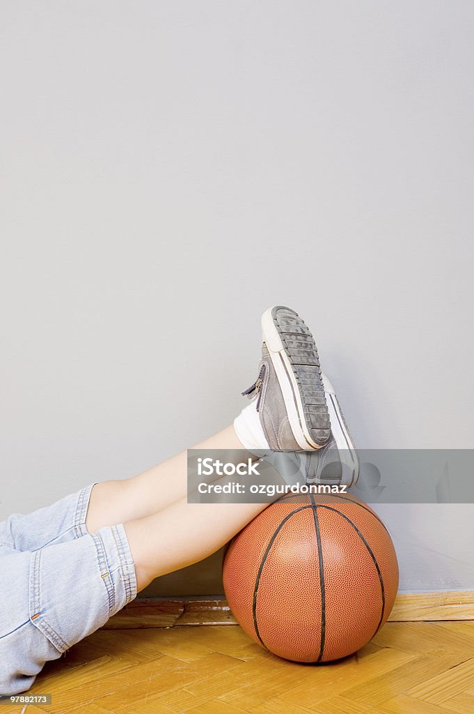 Garoto descansando no basquete - Foto de stock de Basquete royalty-free