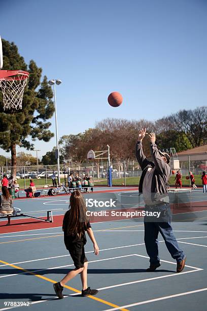 Foto de Diversão Em Família 1 e mais fotos de stock de Adulto - Adulto, Arremessar, Basquete