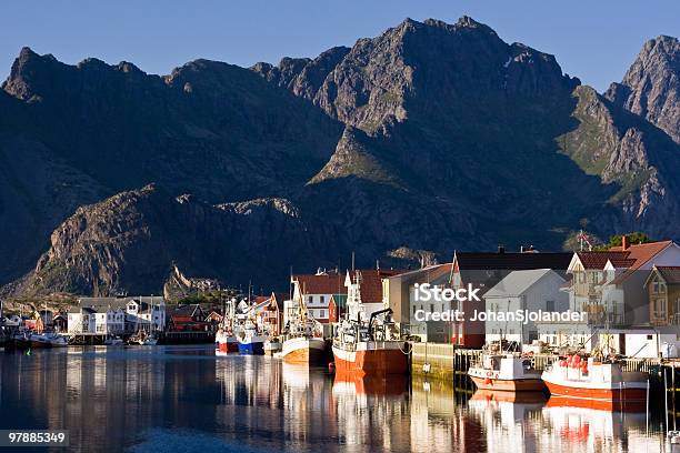 Henningsvaer Harbour W Lofoten - zdjęcia stockowe i więcej obrazów Fiord - Fiord, Norwegia, Trawler