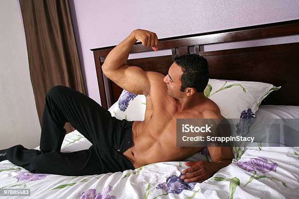 Sexy Männliches Model Stockfoto und mehr Bilder von Bett - Bett, Blumenmuster, Brustbereich