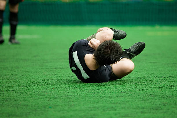 blessé joueur de football américain - foul play photos et images de collection