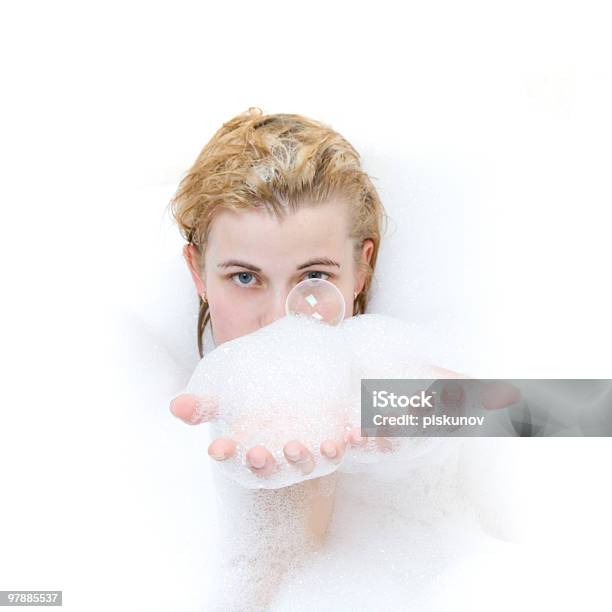 Ragazza Con Bolle Di Sapone - Fotografie stock e altre immagini di Bagno schiuma - Bagno schiuma, Schiuma di sapone, Viso