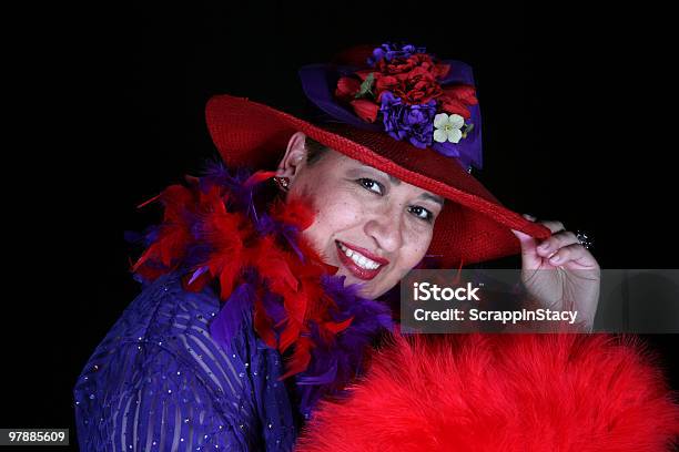 Foto de Mulher Bonita e mais fotos de stock de Chapéu - Chapéu, Roxo, Vermelho