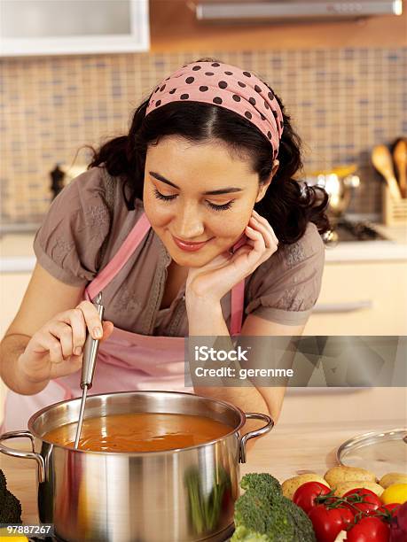 Photo libre de droit de Femme banque d'images et plus d'images libres de droit de Cuisiner - Cuisiner, Femmes, Une seule femme