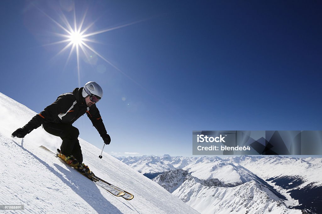 Homme de skieur avec vue sur la montagne - Photo de Ski libre de droits