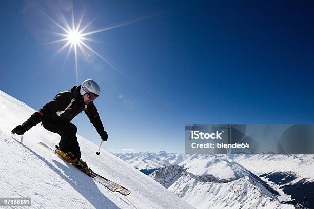 Photo libre de droit de Homme De Skieur Avec Vue Sur La Montagne banque d'images et plus d'images libres de droit de Ski - Ski, Alpes européennes, Davos