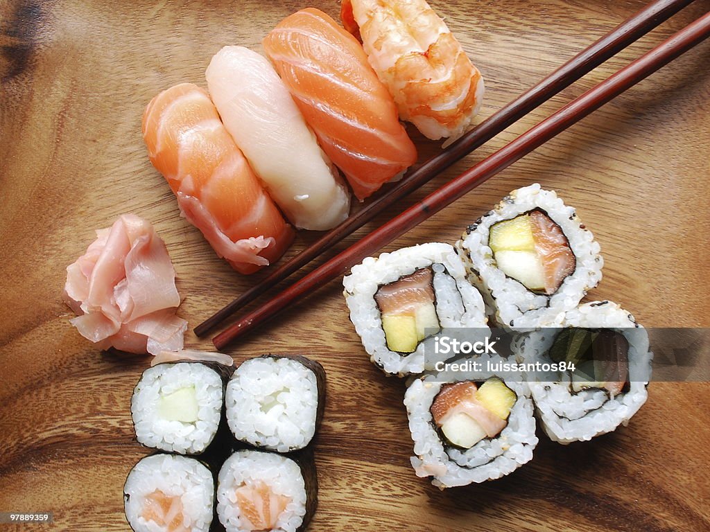 Sushi-Japonese żywności (na drewnianym płyta - Zbiór zdjęć royalty-free (Awokado)