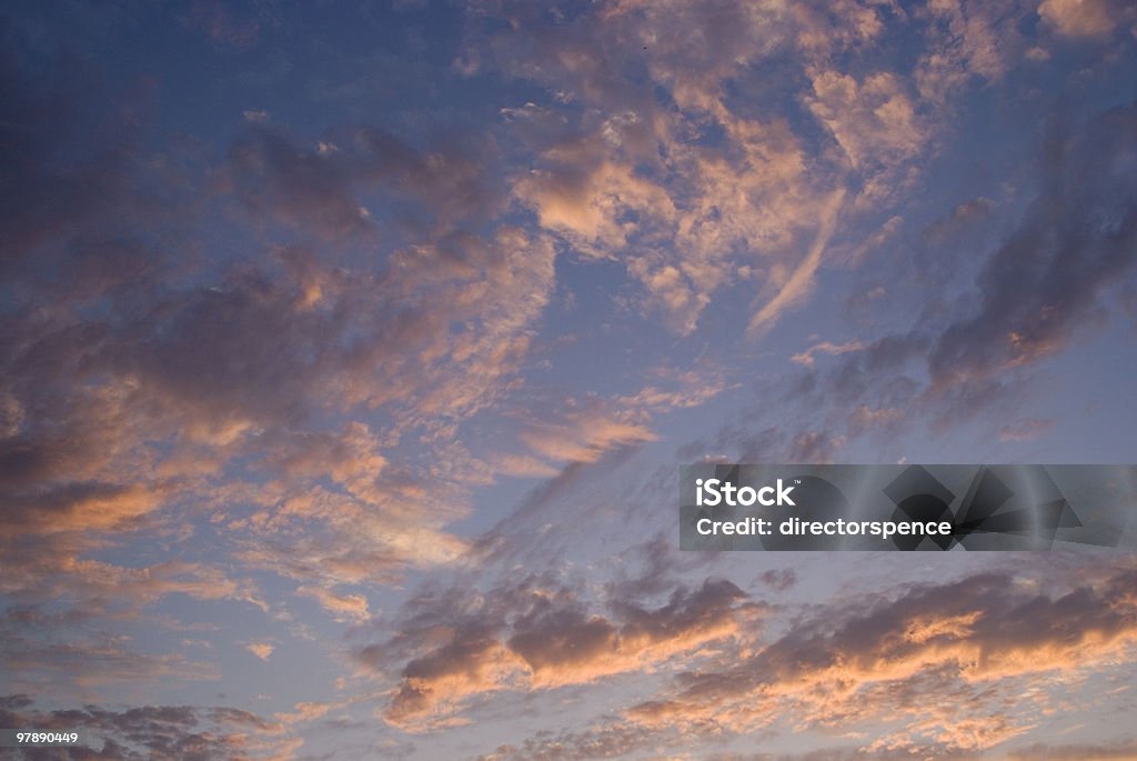 Cor-de-rosa e amarelo nuvens do nascer do sol - Foto de stock de Beleza natural - Natureza royalty-free