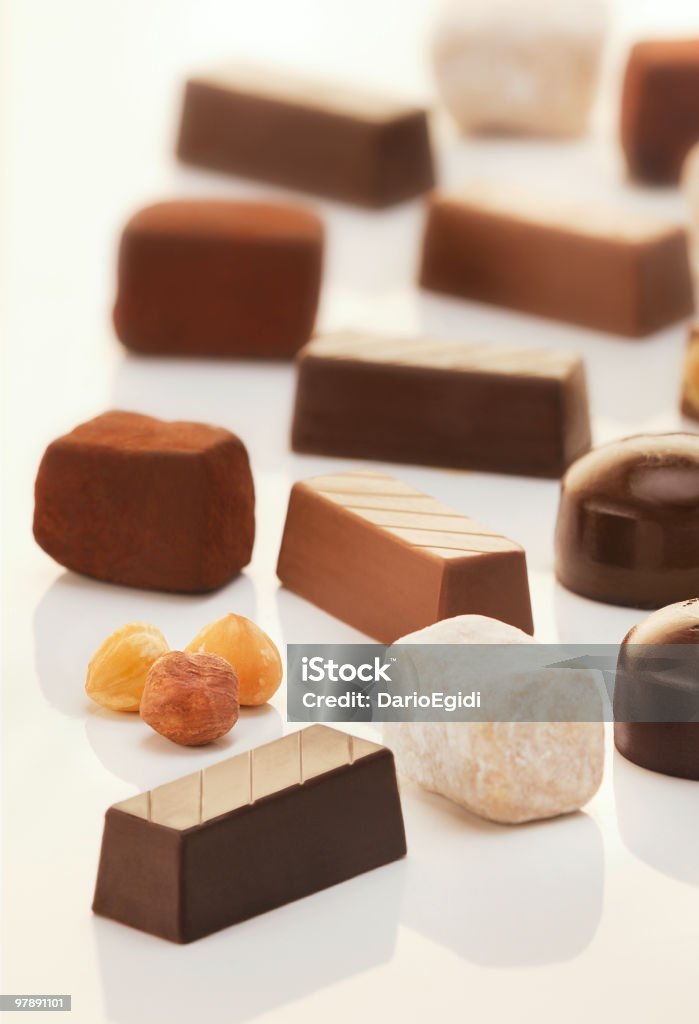 Chocolates de diferentes tipos de bachground blanco - Foto de stock de Avellana libre de derechos