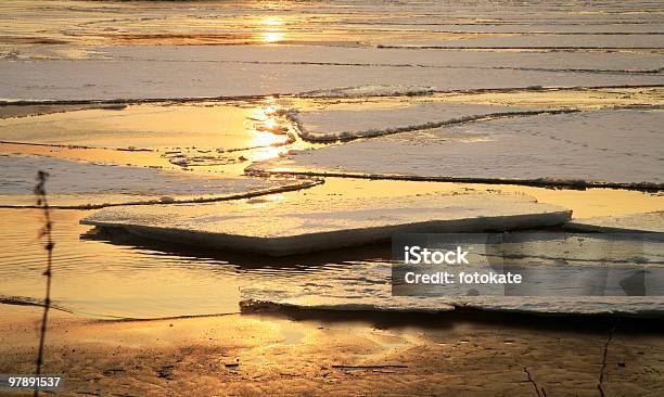 Fiume Vistola In Poloniatramonto - Fotografie stock e altre immagini di Acqua - Acqua, Alba - Crepuscolo, Ambientazione esterna