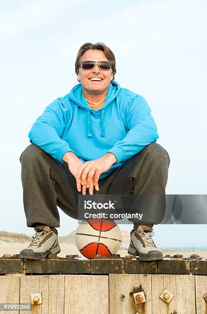 Felice Sorridente Uomo Sportivo - Fotografie stock e altre immagini di Stare seduto - Stare seduto, Uomini, 40-44 anni