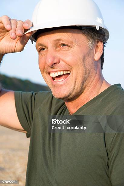 Szczęśliwy Uśmiech Robotnik Budowlany - zdjęcia stockowe i więcej obrazów Dojrzali mężczyźni - Dojrzali mężczyźni, Pracownik przemysłu naftowego, 40-44 lata