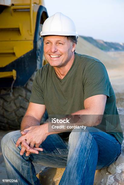 Feliz Sorridente Trabalhador Da Construção Civil - Fotografias de stock e mais imagens de 40-44 anos - 40-44 anos, 40-49 Anos, Adulto
