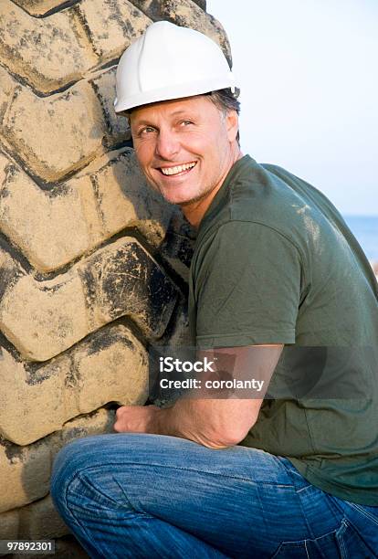 Foto de Feliz Sorrindo Trabalhador De Construção e mais fotos de stock de 40-44 anos - 40-44 anos, 40-49 anos, Adulto