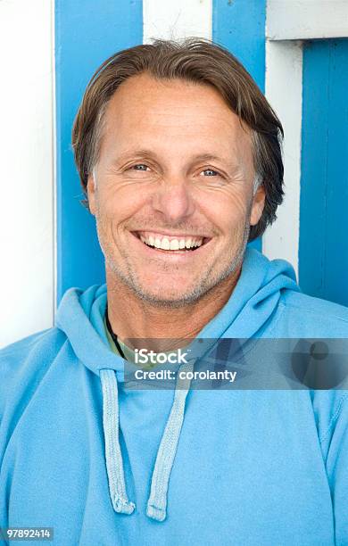 Człowiek Szczęśliwy Uśmiech Forties - zdjęcia stockowe i więcej obrazów 40-44 lata - 40-44 lata, 40-49 lat, Bluza
