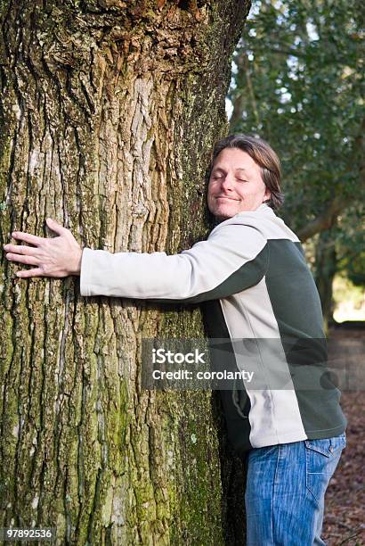 Sorridente Abraçar Árvore - Fotografias de stock e mais imagens de 40-44 anos - 40-44 anos, 40-49 Anos, Abraçar