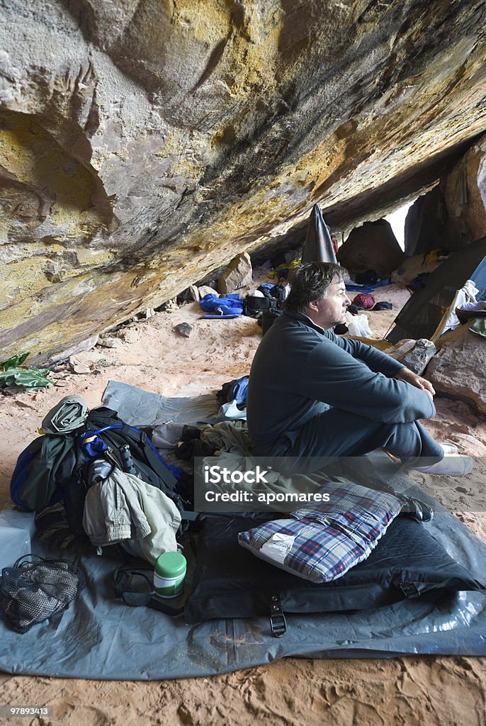 Campeggiare in una grotta - Foto stock royalty-free di Abbigliamento