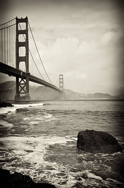 istock black and white  golden gate bridge in san francisco 97894631