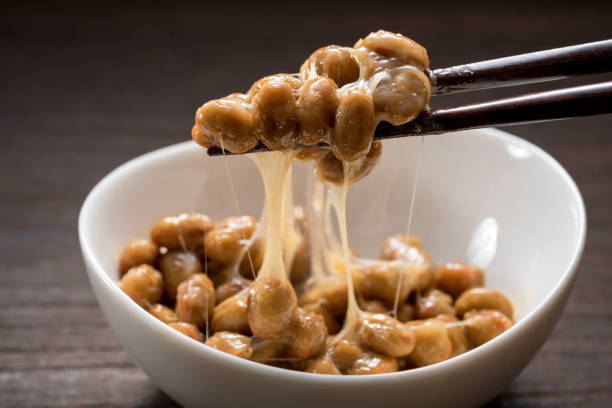 natto is een traditionele japanse voedsel geproduceerd door sojabonen. - natto stockfoto's en -beelden