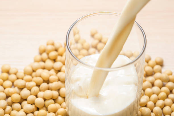 mleko sojowe jest napojem roślinnym wytwarzanym przez soję - soymilk zdjęcia i obrazy z banku zdjęć