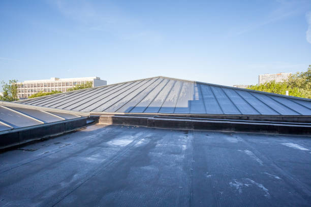 an flat roof on a high building in a big city there is a flat roof on a high building Industrial Roofing stock pictures, royalty-free photos & images