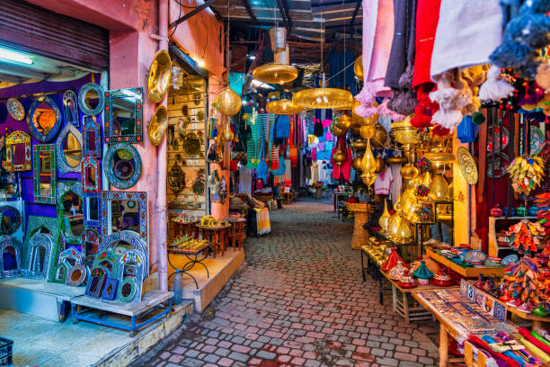 mercado típico zoco de la medina de marrakech, marruecos - marrakech fotografías e imágenes de stock