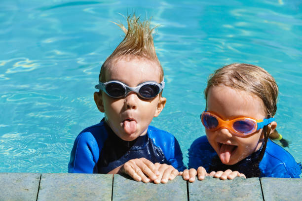 dzieci bawią się w basenie - underwater mine zdjęcia i obrazy z banku zdjęć