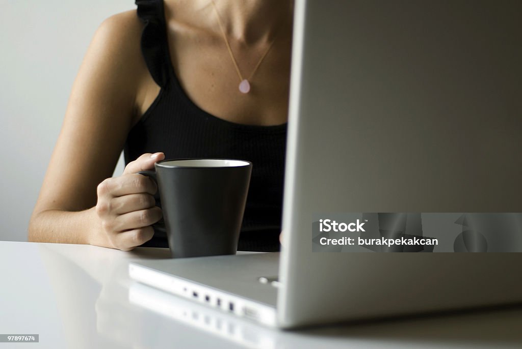 Mulher de Negócios trabalhando com computador portátil e caneca de café - Royalty-free Segurar Foto de stock