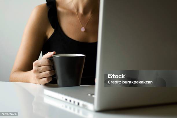 Mulher De Negócios Trabalhando Com Computador Portátil E Caneca De Café - Fotografias de stock e mais imagens de Segurar