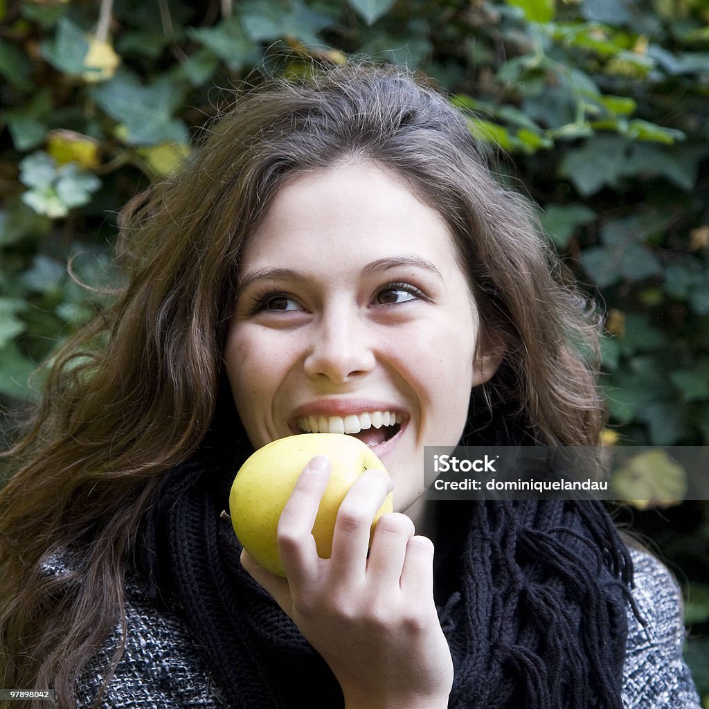 여자 사과를 먹고 - 로열티 프리 사과 스톡 사진