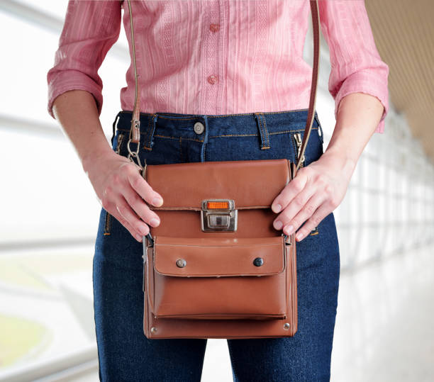 istock Young woman in deep blue jeans holding a bag 978985612