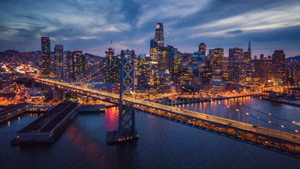 vista aérea da paisagem urbana de são francisco e a ponte da baía à noite - vale do silício - fotografias e filmes do acervo