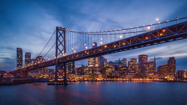 stadtansicht blick auf san francisco und der bay bridge bei nacht - san francisco county embarcadero center bay bridge built structure stock-fotos und bilder