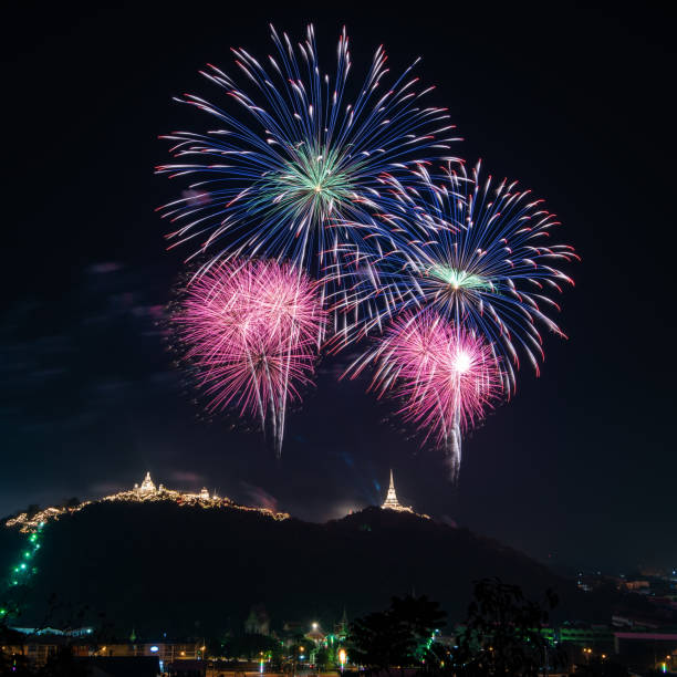 красивый фейерверк на темном небе для праздничной ночи - bang holidays and celebrations july party стоковые фото и изображения
