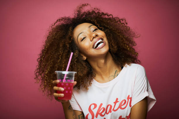 hermosa mujer joven con afro, horario de verano. - drinking straw drinking juice women fotografías e imágenes de stock