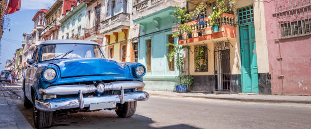 vintage coche estadounidense clásica en la habana, cuba - havana fotografías e imágenes de stock