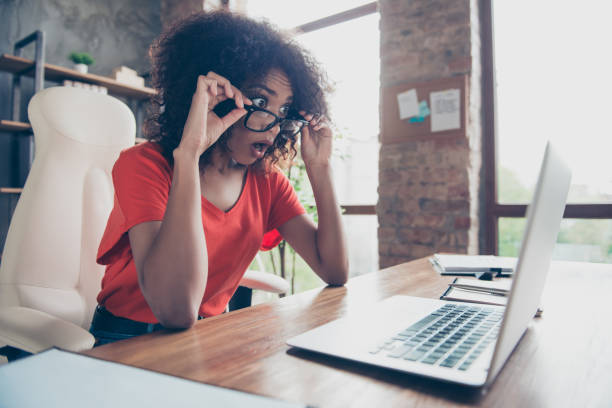 ¡wtf! retrato del abogado sorprendido sorprendido gerente emocional mirando gafas con ojos boca abiertos en pantalla de laptop tener expresión inesperada sentado en el escritorio - shock surprise people business fotografías e imágenes de stock