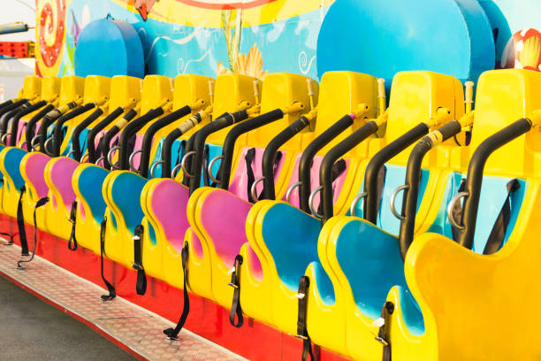 놀이 공원  - rollercoaster people amusement park ride red 뉴스 사진 이미지