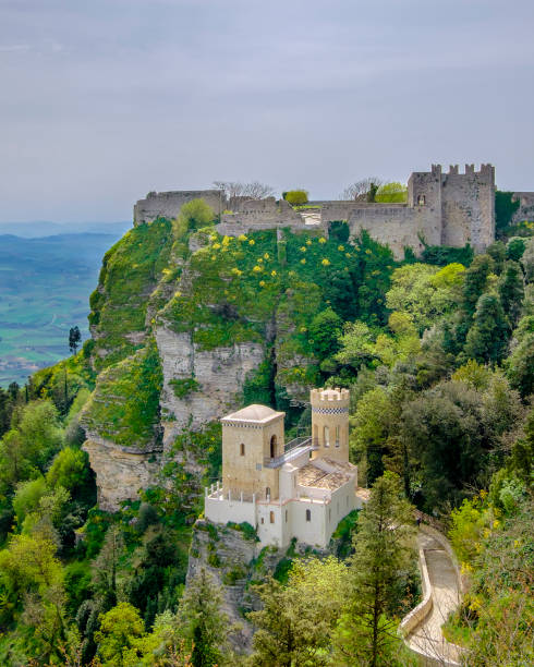 erice, castello di venere y torretta pepoli (sicilia, italia) - erice fotografías e imágenes de stock