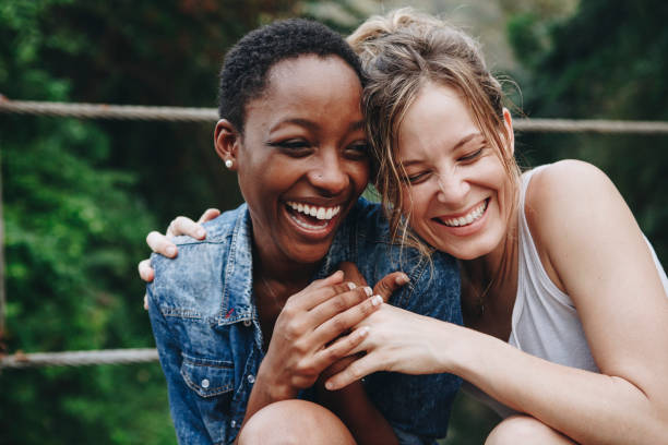 happy vrienden houden elkaar - lachen fotos stockfoto's en -beelden