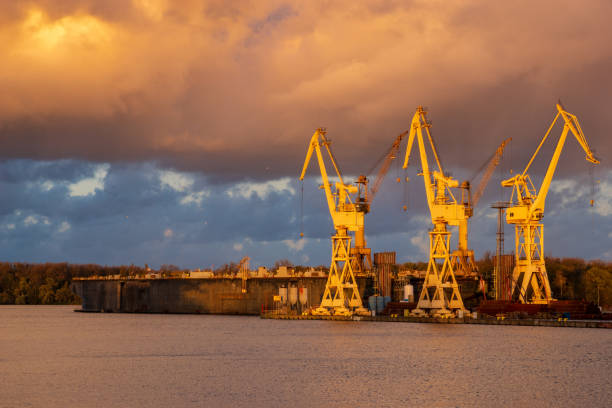 stormy clouds at sunset above the shipyard, repair yard in szczecin - industry szczecin europe nautical vessel imagens e fotografias de stock