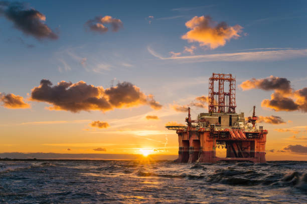offshore oil rig at sunset - floating on water fotos imagens e fotografias de stock