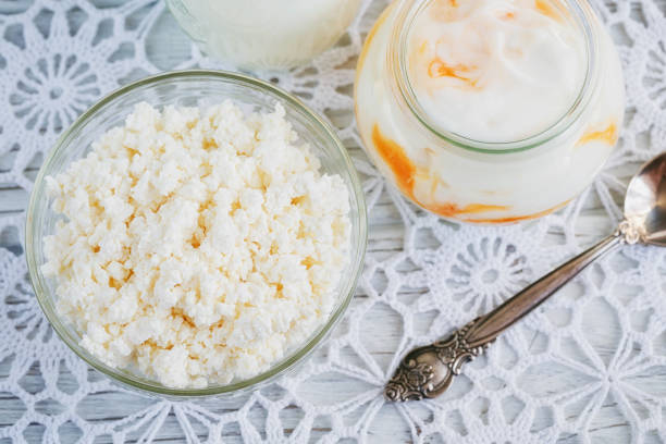 leite, queijo cottage, iogurte em fundo branco de madeira. - curd cheese food and drink spoon food - fotografias e filmes do acervo