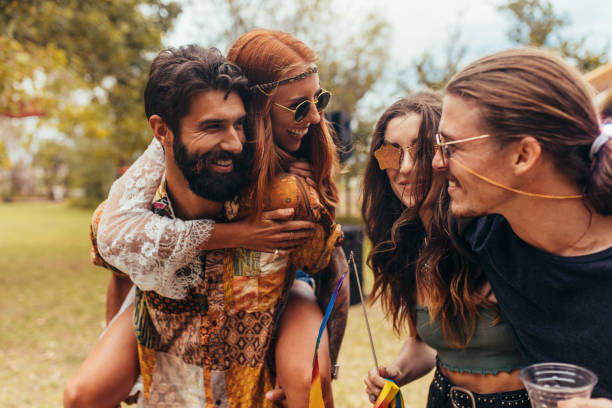 grupo de amigos desfrutar ao ar livre - music festival park friendship summer - fotografias e filmes do acervo