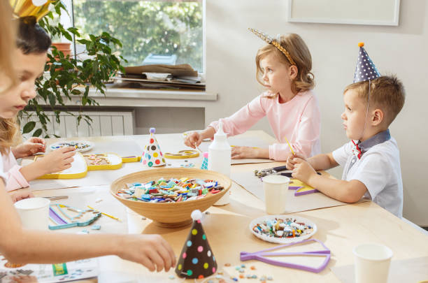 istock Girl birthday decorations. table setting with cakes, drinks and party gadgets 979036086