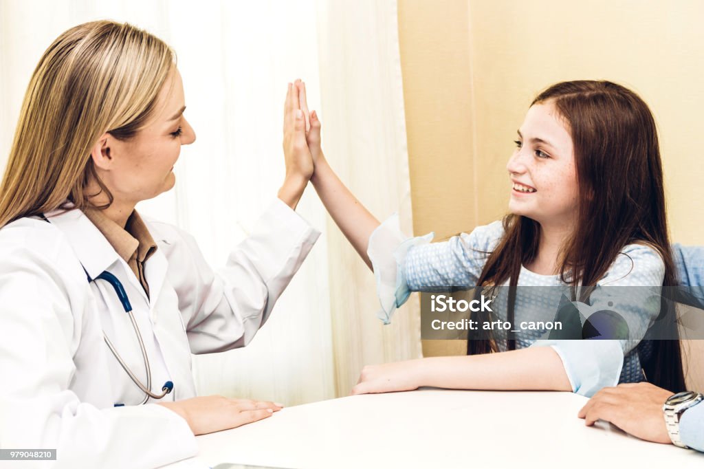 Dokter geven hi vijf met kleine meisje patiënt in hospital.healthcare en geneeskunde - Royalty-free Achtergrond - Thema Stockfoto Dokter geven hi vijf met kleine meisje patiënt in hospital.healthcare en geneeskunde - Royalty-free Achtergrond - Thema Stockfoto