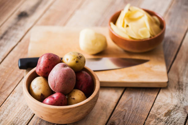 ポテトチップスのクローズ アップと生のジャガイモ - red potato raw potato chopped vegetable ストックフォトと画像