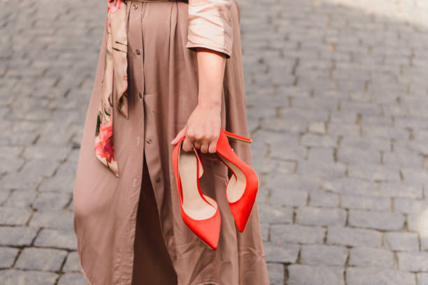 女の子赤持株エレガントな靴 - high heeled ストックフォトと画像