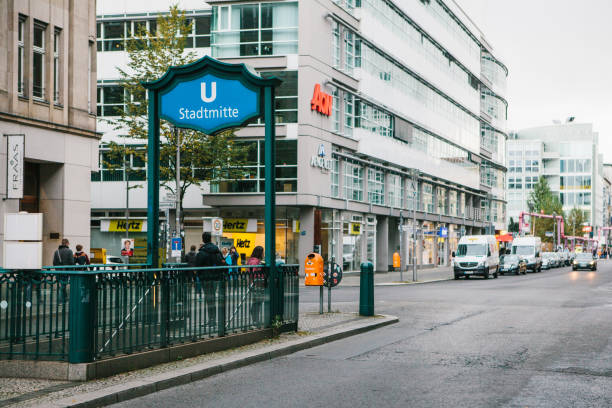 berlin, deutschland-15. februar 2018: zeichen der eingang zur u-bahn. u-bahnstation - u s flag stock-fotos und bilder